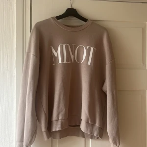 Oversized sweatshirt  - Oversized sweatshirt från Gina tricot, storlek XL. Mjukt material och inte amvänd särskilt mycket. Säljs då jag ska flytta och inte kan ha med mig allt :)