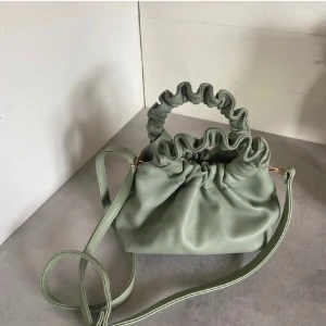 Väska - En jättefin handväska perfekt nu till våren. Säljer då jag har andra väskor. Köpt här på plick därav en lånad bild💕