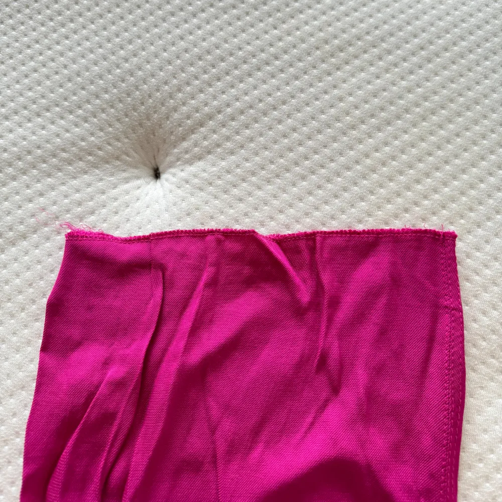 Säljer dessa snygga rosa byxor från zara. Använda några få gånger och sitter bekvämt på. Sömnen på ena sidan av byxan behövs sy in, det är inget som märks av utan endast om man vill/orkar❤️‍🔥. Jeans & Byxor.