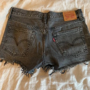 Levis shorts  - Skit snygga Levis shorts men kommer tyvärr inte till användning, slitningen är menad att vara där och shortsen är i väldigt fint skick 💖