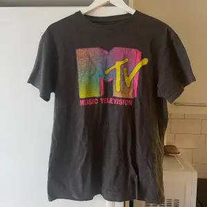 Säljer nu min vintage MTV t-shirt, använd men ändå fint skick 🔥