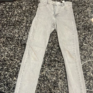Grå skinny jeans  - Från Gina 