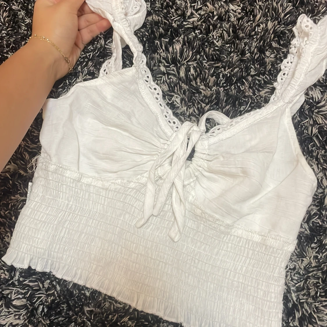 Vit top med detaljer 