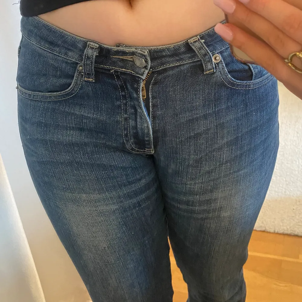 Lågmidjade jeans från East west! Såå fina jeans som tyvärr är lite små för mig! Lite för långa för mig som är 156cm💗. Jeans & Byxor.
