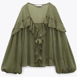 grön blus  - Skit snygg grön blus från zara som ej säljs längre!!🥰(första bilderna är ej mina)  