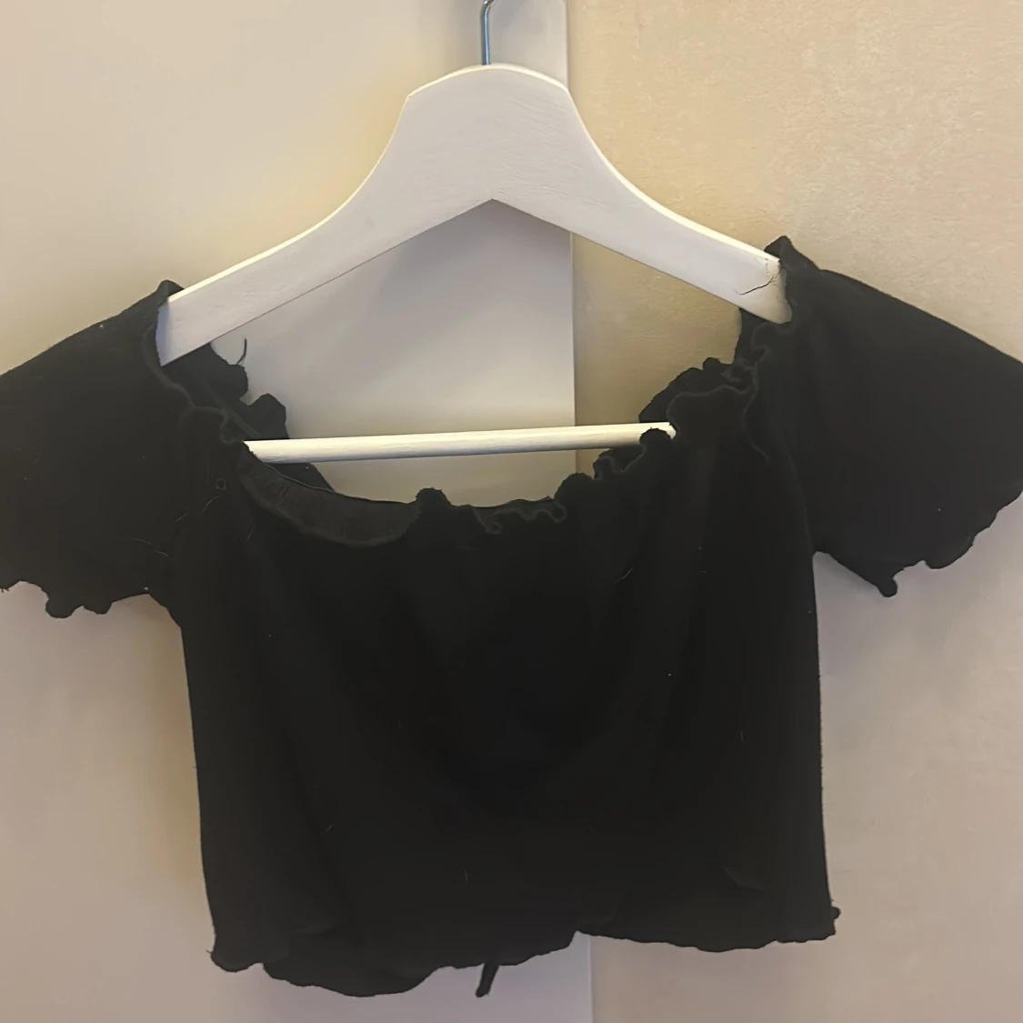 En svart kort tröja  - 90