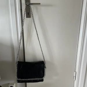 Tiamo väska  - Säljer min tiamo väska i färgen svart. Kommer inte till andvändning längre😊💗