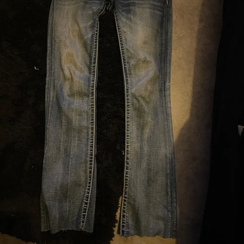 Säljer dessa miss me jeans, buda!! dom är i storlek w26 och dom är bootcut men har klippt av så dom passar mig på längden som är 170. obs! fläckar på ena benet! Kom privat för fler frågor💗. Jeans & Byxor.