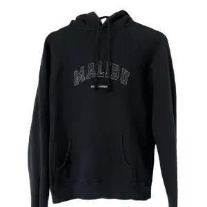 ”Saint Laurent Malibu hoodie” | Skick: 8,5/10 | Storlek: Xs bör passa S | Nypris: 7700kr | Vårt pris: 2799 |  Skriv vid eventuella frågor eller funderingar.