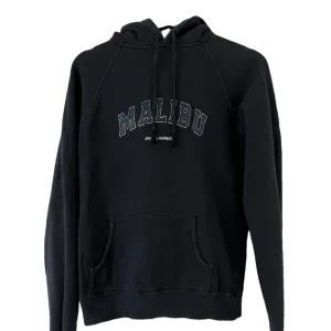 Saint Laurent Malibu hoodie - ”Saint Laurent Malibu hoodie” | Skick: 8,5/10 | Storlek: Xs bör passa S | Nypris: 7700kr | Vårt pris: 2799 |  Skriv vid eventuella frågor eller funderingar.