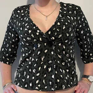 Leopard mönstrad Blus - Spana även in våra andra plagg och spara på fraktkostnader. Alla plagg är självklart tvättade och fräscha! Alla produkter kan skickas eller hämtas i Stockholm.   Vid ytterligare frågor tveka ej att skriva!