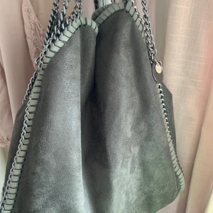 Stor Tiamo väska  - Stor Tiamo väska  Grå 