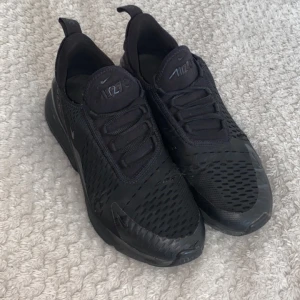 Nike 270 skor - Storlek 40, använda och små hål vid sidorna som dock inte syns när man har svarta strumpor. Original pris: 1500kr  Mitt pris: 550! Lågt pris pga skick! Kontakta mig vid intresse💕 pris kan diskutera
