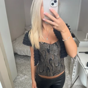 Volang bolero - Säljer denna svarta bolero med volanger. Har du någon fråga är det bara att höra av dig🫶🏻