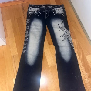 Lågmidjade Blue Queen Jeans - Lägger ut igen pga oseriösa köpare. Lågmidjade Blue Queen Jeans. Vill gärna sälja så snabbt jag kan. Kom privat för bilder och frågor. :)