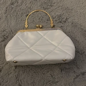 Ny handväska - Ny,vit , guld,bra .