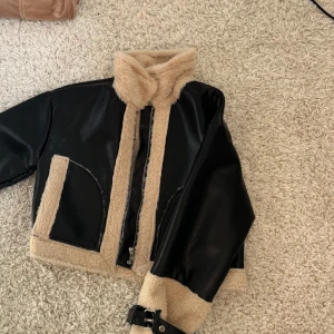 Svart skinnjacka med detaljer från Shein  - Väldigt fin svart skinnjacka med detaljer. Skinn imitation (inte äkta skinn). Har tyvärr inte kommit till användning så mycket men en väldigt vacker skinnjacka. 
