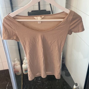 T shirt - Säljer den här beiga t shirten i storlek Xs från hm, används en gång, super bra skick! 