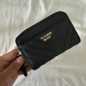 Victoria secret plånbok  - Jätte söt Victoria sekret plånbok i bra skick.  Bra i storleken den är inte för stor eller för liten 💕