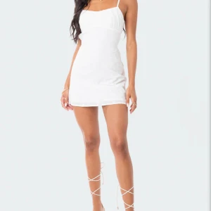 Vit söt kort klänning - En jättefin vit kort klänning som passar till sommaren. Den är ifrån edikted och i väldigt bra skick då jag endast använt den 1 gång❤️ den är i storlek M men sitter ganska tajt och är lite mer som en S❤️den är köpt för 1000kr