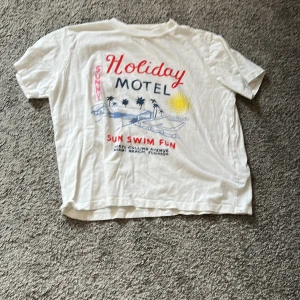 T-shirt 👕🤍 - Jätte fin vit t-shorts med ett jätte somrigt mönster på🤍 är i bra skick ❣️