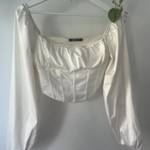 Satintopp från Gina Tricot - Långärmad satintopp från Gina Tricot 🤍