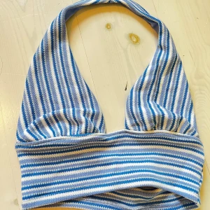 Randig halterneck topp - En randig halterneck topp i blått och vitt. open back och stickad!