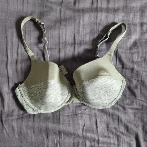 Åhléns BH / bra | oliv  - Använd kondition men det är inga skador | Grön / Oliv | Storlek 75B