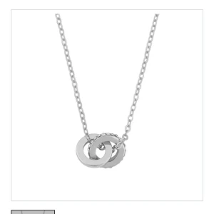 Silver halsband & örhängen  - Säljer detta halsband med matchande örhängen från Snö of Sweden pga att jag bara använder guld! Halsband nypris: 349kr mitt pris: 200 örhängen nypris: 199kr mitt pris: 99kr eller köp tillsammans för 250. Använda typ 2 gånger.