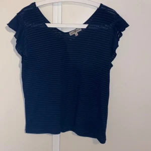 T-shirt - T-shirt med volang på ärmarna 