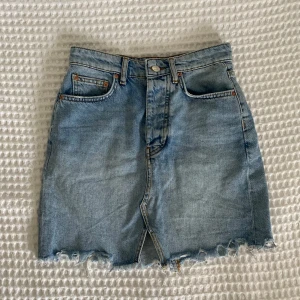 Jeans kjol midwaist - Jätte snygg jeanskjol som passar till allt! Storlek 32
