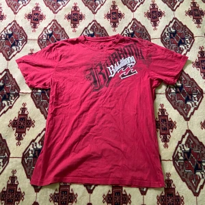 Billabong tshirt  - Billabong tshirt. Bredd längsner 50.5 cm. Krage till ner (längd) 70 cm. Armhåla till armhåla 54.5 cm. Ärm till krage 36 cm. Storlek L