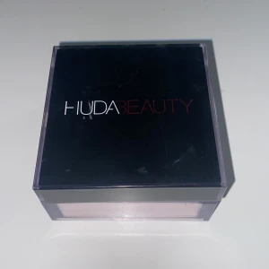 Huda beauty cherry blossom  - Köpt i december, klippte den för de va svårt att få ut produkt. Pris kan diskutera 