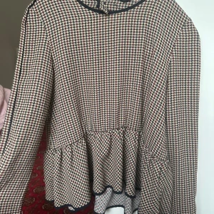 Tröja  - En fin tröja från zara basic köpt för några år sedan använd ett fåtal gånger men den är super fin, skriv för fler bilder.   Den är lite lägre baktil än vad den är fram men bara lite. ❤️