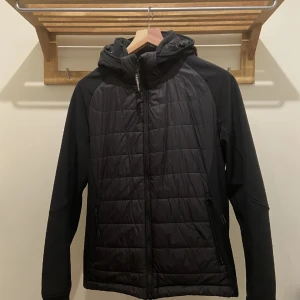 Cp Company Jacka - Säljer min Cp Company Jacka I storlek M/48 som jag köpte på Plick tidigare i år eftersom den inte kom till användning. Jackan är i ny skick och har inga skador. Ny pris på jackan är upp mot 5000 kr 