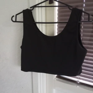 Topp - Säljer en svart topp, strl M, använd en gång! Man kan ha den när man sover eller tränar! Säljer den för 30kr + frakt! 