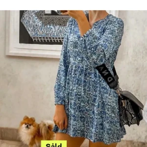 Klänning - Säljer denna fina klänning från zara pågrund av att den inte används. Använd en gång så den är nyskick💗