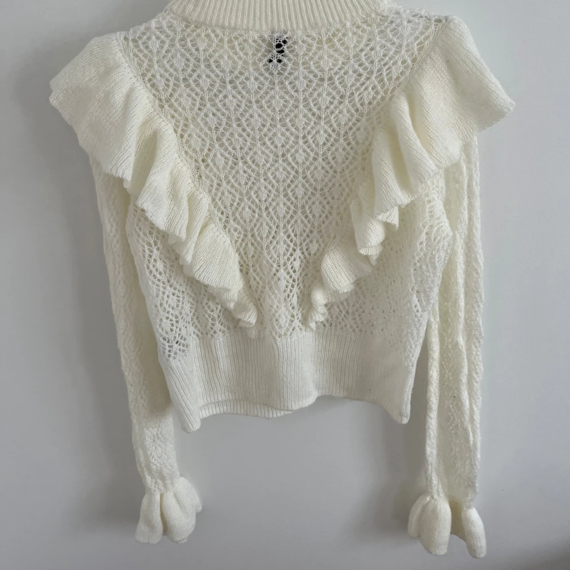 Jättesöt pointellestickad tröja med volanger  - 90