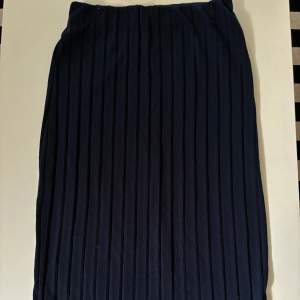 Marinblå kjol från Zara i storlek S  Tyvärr aldrig används, därav säljs