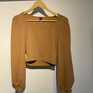 Magtröja  - Beige magtröja, står att det är storlek L men passar som S/M, knappt använd!