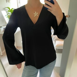 Svart blus - Svart blus med vida ärmar