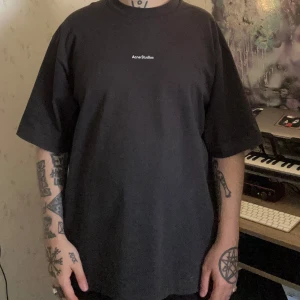 Acne Studios - Platon Text T-shirt sz L - Fin och skön t-shirt från Acne Studios i tyngre bomull, semi-hög hals och ”box” fit. Loggan är subtilt tryckt över bröstet. Passar i alla garderober!! Jag på bild är 175cm 🌸
