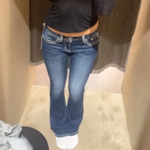 Miss me jeans  - Säljer dessa snygga jeans som endast är använda en gång. De har inte kommit till användning och därför säljer jag dem. De är i helt nytt skick och i topp kvalite. Jag är 172 cm och storleken är 27x34. De finns knappt att få tag i Sverige,ny pris 2000