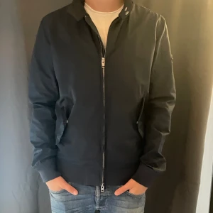 J lindeberg jacka  - Säljer nu denna as feta jackan från j lindbeberg. Jackan har inga defekter eller fläckar. Hör av er vid frågor eller funderingar. 