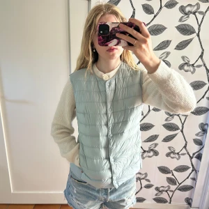 Uniqlo väst - Fin ljusblå vadderad väst från Uniqlo. Nypris är 599 kr och jag säljer för 249.