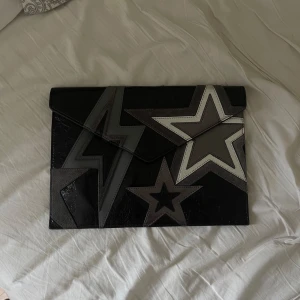 rebecca minkoff clutch - jätte fin clutch från rebecca minkoff, ord pris ligger på 1895:- . Fint skick och försiktigt använd:) för frågor kom pm😊