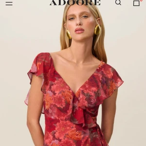Adoore klänning 36, noelle dress - Adoore klänning strl 36 i populära modellen Noelle dress. True to size, inga defekter.Perfekt sommarklänning el midsommar men passar året om, ex med höga boots. Nypris 1495. Se profil för fler klänningar från Adoore/stories