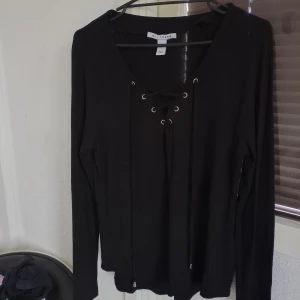 Långärmad tröja  - Säljer en långärmad tröja strl M från Nelly trend, bra skick, säljer den för 40kr + frakt! 
