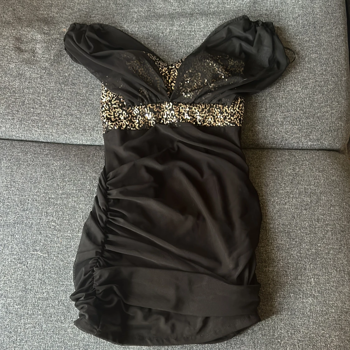 Svart klänning med paletter