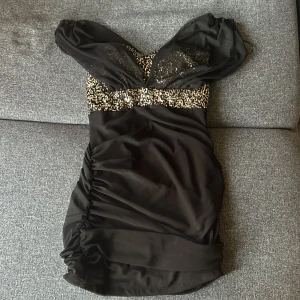 Svart klänning med paletter  - Nytt skick, storlek xs 